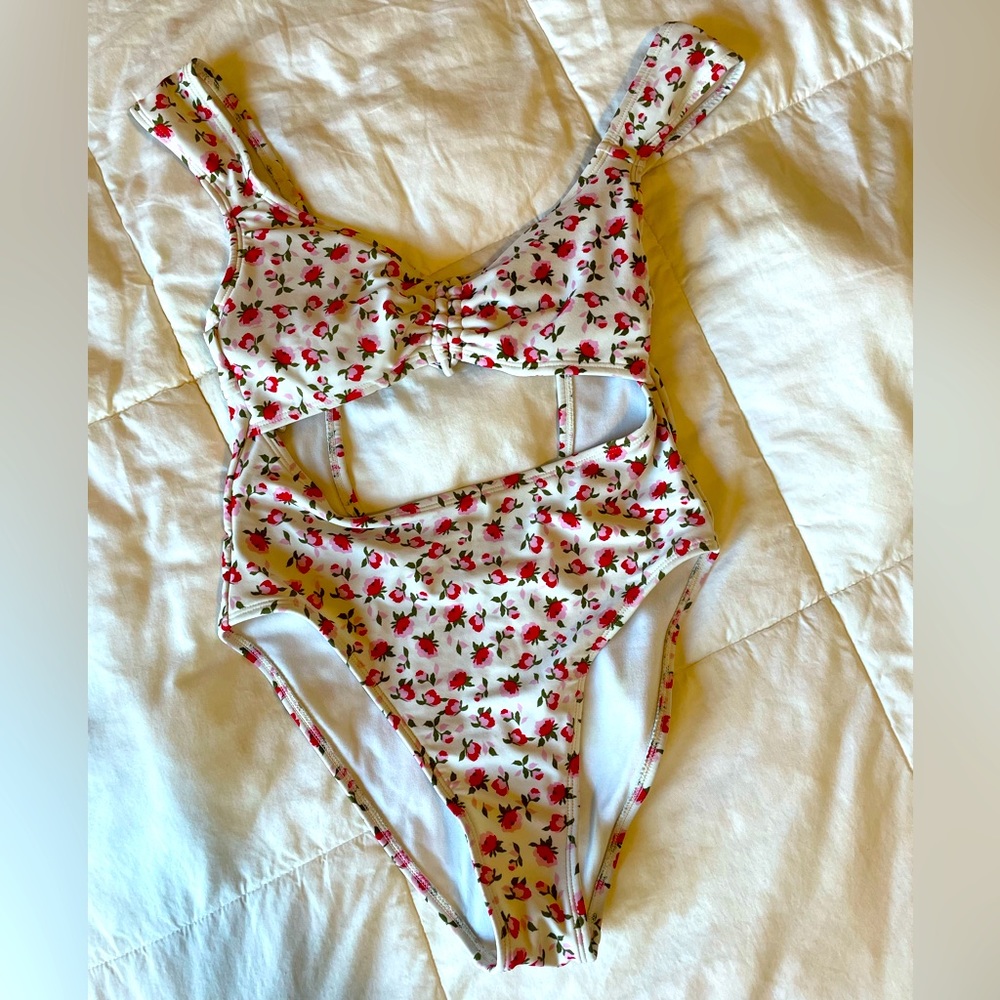 Xhilaration bathing suit one piece small